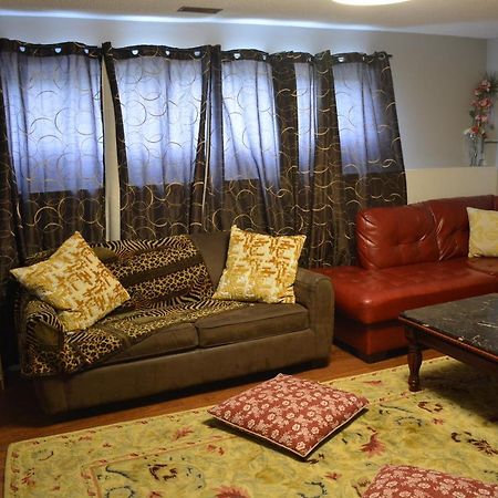 Aasra Home Келоуна Экстерьер фото