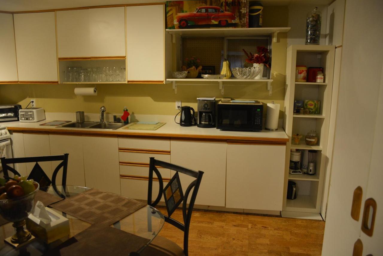 Aasra Home Келоуна Экстерьер фото